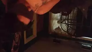 امرأة سمراء معصوبة العينين هي سخيف رجل سقطت من أجله، في حين أن شريكها يثير سرا