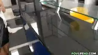 وكيل العقارات على وشك يمارس الجنس مع طريقها للخروج من صفقة، مع رجل يحب الكثير