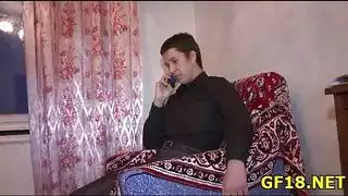 إنها تركب الديك بقوة أكبر وتصرخ بصوت أعلى بينما تبكي من المتعة دون حسيب ولا رقيب
