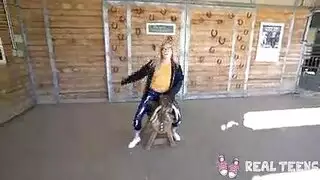 نردي ، فتاة شقراء ، شانيل بريستون على وشك أن تمارس الجنس على الشاطئ ، حتى تقوم بممارسة الجنس معها