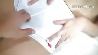 بمجرد أن ذهبت سيدة شقراء إلى جلسة الصب ، خلعت ملابسها وفعلت شيءها