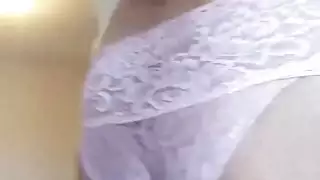 سيسي في سراويل داخلية وردية وحمالة صدرية رطبة ووحشية