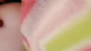 تعرفت الطالبات الصغيرة على بعضهم البعض عندما كانوا وحدهم في المنزل وقرروا أن يكون لديهم الثلاثي