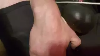 علق مسمار في الأسود يصبح غريبًا مع مؤخرته وهزازه