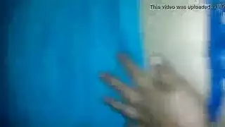 يستخدم جبهة مورو شقراء قرنية أصابعها فقط، في حين أن زوجها خارج المدينة.