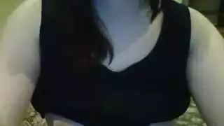 فاتنة امرأة سمراء الساخنة مع كس شعر ينتشر ساقيها على شرفة حبيبها والحصول على مارس الجنس.