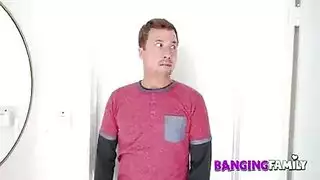 أمي الخطوة ذات الخطوة الكبيرة تتأكد من أن ابنها خطوة قرنية لا يلعب على الإطلاق