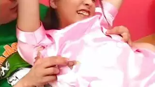 يحصل المراهق الياباني على جرعة لطيفة من ديك في غرفة الفندق ، بعد مصه