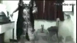 أردنية ترقص لطليقها في غياب أهلها و تثيره حتى يروي عطش كسها و تقوله وحشتني