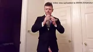 رجل وسيم هو سخيف هالي ريد والاستمتاع بكل ثانية من روتين اليوغا المريح.