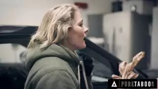 الأميرة الشقراء التي تمارس الجنس في أوضاع مكثفة من قبل رجل يعطيها فستانًا