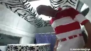 خلعت المشجع النحيف زيها الوردي وبدأت في شد ديك الرجل الضخم ، على الأريكة