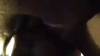 بعد لعق والإصبع، مارس رايلي ريد الجنس مع اثنين من الرجال في نفس الوقت.