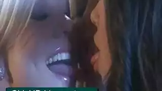 فاتنة الشقراء الحلوة تمتص ديك أفضل صديق لها بينما تقوم صديقته بصنع مقطع فيديو.