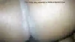 فتاة ضيقة من خشب الأبنوس في ملابس مزركشة ، نزلت توماس بلو وقذرة مع عشيقها الجلدي.