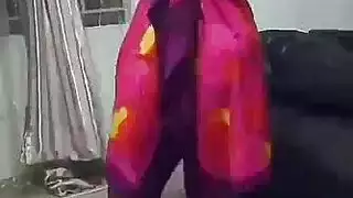 خادمة شقراء قرنية هي وجود دش ذهبي أثناء مشاهدة زميلها قرنية بسرية فارغة تماما