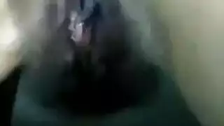 امرأة سمراء الساخنة باللون الأسود الخام تنطلق نفسها كما لم يحدث من قبل.