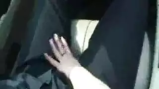 تلعب امرأة قرنية مع قضيب صديقها في الصباح الباكر ، قبل الاستعداد