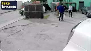 الفرخ النحيف مرة أخرى يمارس الجنس الوحشي مع شخص غريب ، في الجزء الخلفي من سيارته