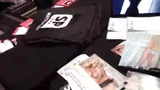 اثنين من النجوم الإباحية تضم مجموعة الجنس مشبك في صالة الألعاب الرياضية، مع رجال أقرن الآخرين