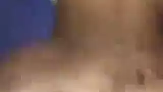 فاتنة الساخنة تخلع ملابسها وتظهر لها الحمار عليها أن تولي اهتماما خاصا لها
