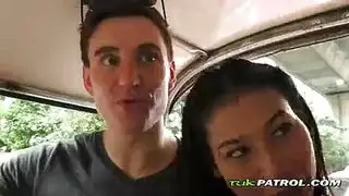 صغيرتي آسيا فاتنة مع أظافر طويلة هو مص الديك الدهني من الرجل أصلع، بدلا من صديقته.