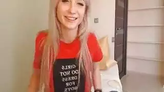 تقوم السمراوات النحيفة بفرك قطعة من اللحم الصلب ، في وقت متأخر بعد الظهر ، من أجل المتعة فقط