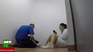 الممرضة الهيجانة بشدة تفتح رجولها و تخلي عامل الصيانة يلحس كسها و ينيكها