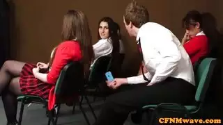 عشيقات من أكاديمية الإناث المهيمنة للتعليم العالي يمارسن الجنس مع طلابهن الذكور الخاضعين من خلال الأعمال اليدوية الخشنة، ويضربونهم حتى يقذفون