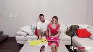 أمي مفلس مع الثدي الكبيرة هو الحصول على مغامرة الجنس البرية مع شخص غريب، في منزله.