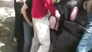 سكس جماعي و نيك فتاة في مؤخرة السيارة بكل قوة من جماعة شباب
