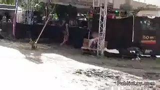 أجاتا امرأة سمراء والرصاص في مكان ما في الطبيعة لوضع ديك في فمها