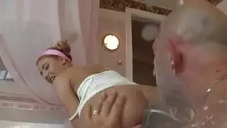 يحصل المراهقون الساخنون على ملابس عارية لرجل واحد وفي كل مرة يضاجعهم في مكان عام