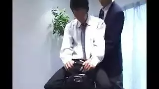 تعاني سيدة الأعمال اليابانية السيئة من نوع مختلف من التفكير بينما ترضي العملاء للحصول على أموال إضافية