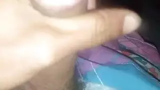 امرأة مشاكسة مدبوغة ، تضع ماندي نظارات على نظارتها المليئة بالتبول على وجهها المثير