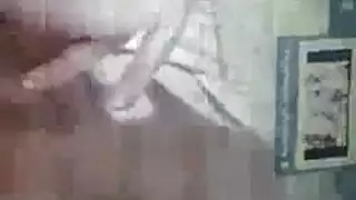 وقحة القذرة ليست عاهرة، لكنها تعرف كيفية العودة أصبع على أي عامل عندما تكون قرنية.