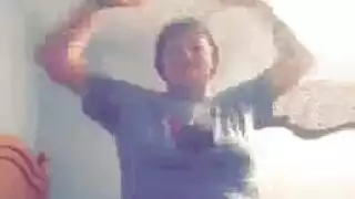 عاهرة مفلس أرجان حصلت على النقدية لامتصاص الديك ضخمة الرجل، في حين أنهم جميعا وحدهم