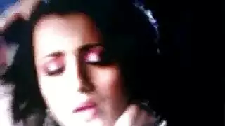 اثنين من السيدات، تريشا وردة يأكلون الثدي الضخم في بعضنا البعض، في وقت متأخر من الليل