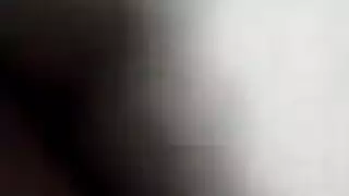 حصلت آنا دارلينج على قيدوا، محشوة مع دسار وبدأت فيان من المتعة أثناء النشوة الجنسية