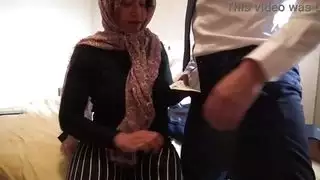 تتيح زوجة مسلمة تركية مطلقة رجل الأعمال البريطانية يمارس الجنس معها في لندن