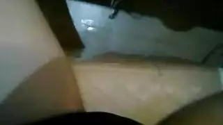 عارية فاتنة هي أول تجربة جنسية لها مع رجل متزوج ، ولا حتى معرفة النتيجة.