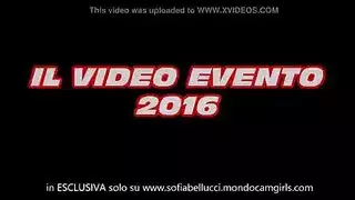 أندرينا بيلوتشي يمارس الجنس مع رجل متزوج من أحد ضيوفها ، ويستمتع به.