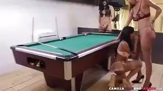 مثير نيفيا في سراويل صفراء ضيقة