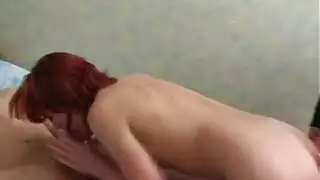 أحمر الشعر قائظ هي فتاة مثيرة للغاية مثير جدا