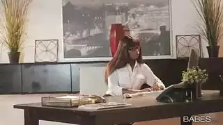 الأمين امرأة سوداء مع الكمال الجلد على نحو سلس والملاعين مع رئيسها في مكتب