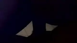 الجال الرجعية مع الشعر البني يرتدي أسماك بيضاء، أثناء الحصول على مارس الجنس في الحمار.