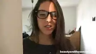 امرأة سمراء في سن المراهقة رائعتين مع نظارات ، تحب دافا فوكس أن تمتص الديك صديقها الكبير