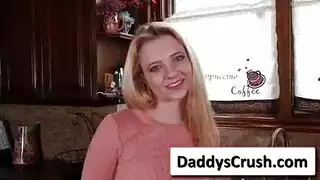 الهاوي وقحة، رايلي إيفانز نشر ساقيها واسعة وحصلت مارس الجنس بجد حتى يتم استنفادها.