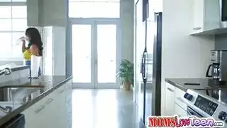 ترتدي ناتاليا ستار ملابس سوداء مثيرة بينما كانت تغش على شريكها مع صديقها.