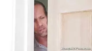 ابنة الخطوة المشاغب هي جعل الحب مع خطوة أبي قرنية، في غرفة المعيشة.